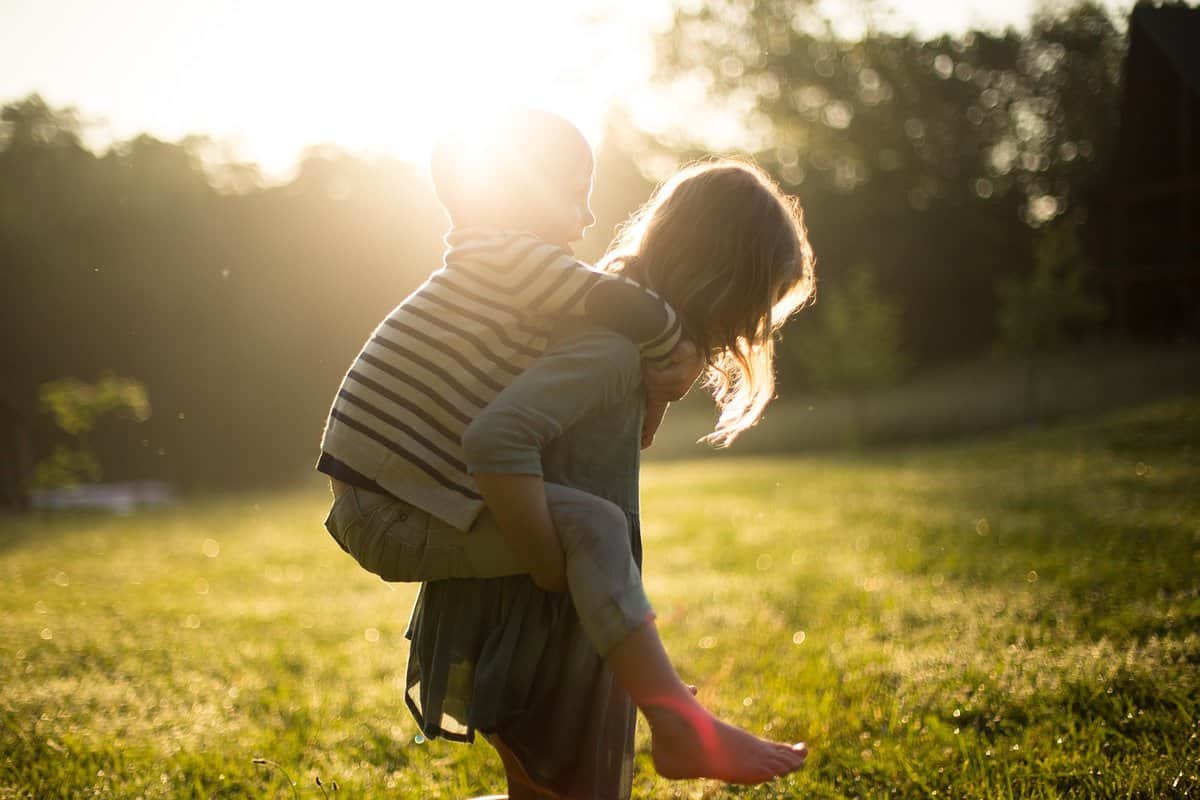 bambini che giocano insieme