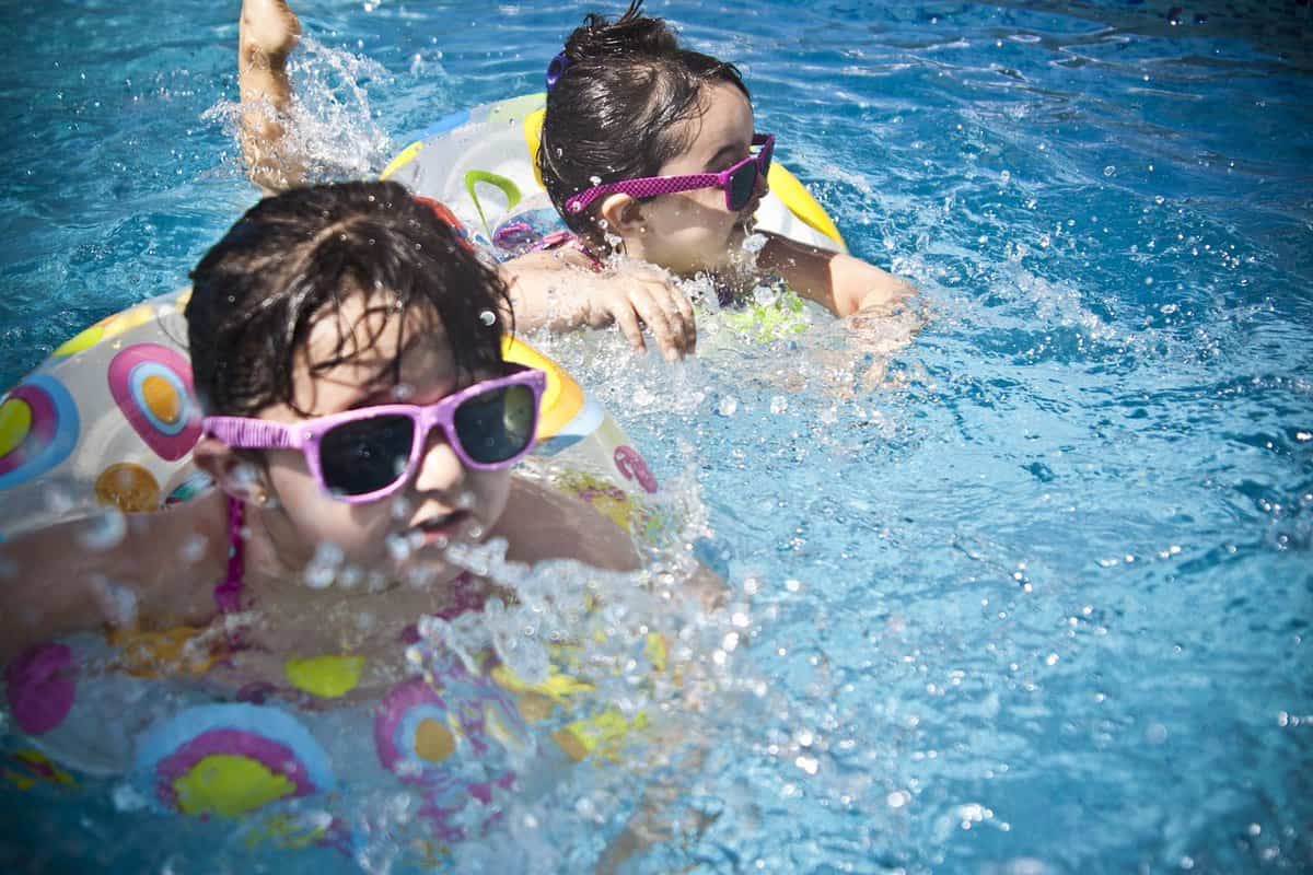 bambini che nuotano nell'acqua