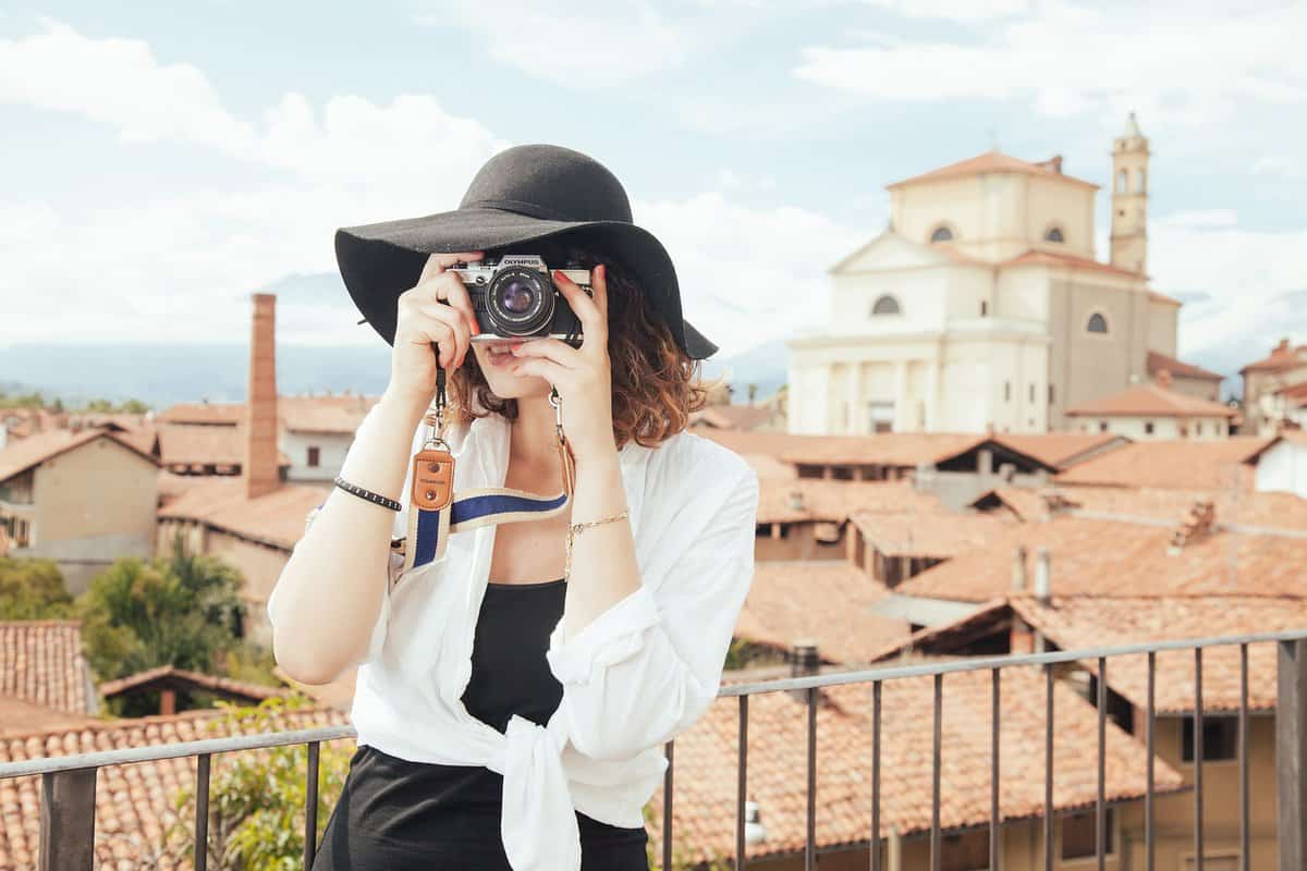 mujer-turista-sola