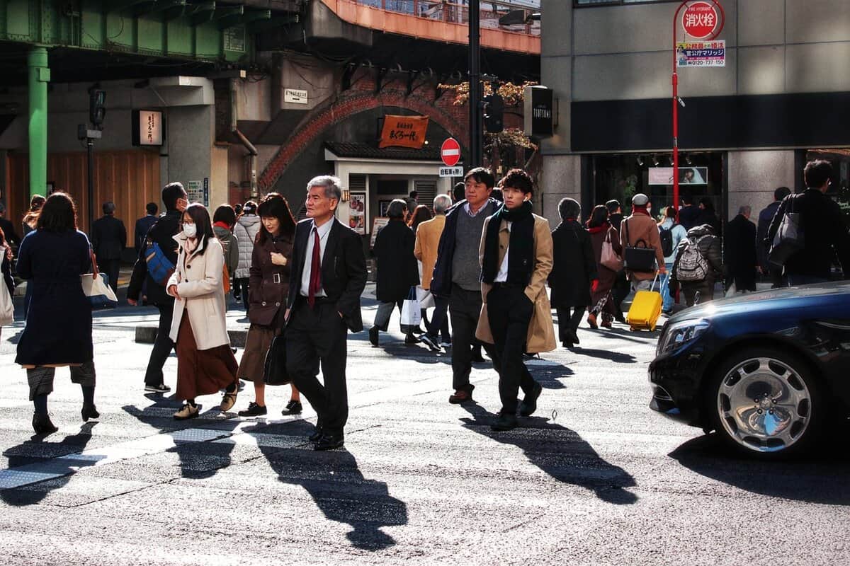 market-group-walking