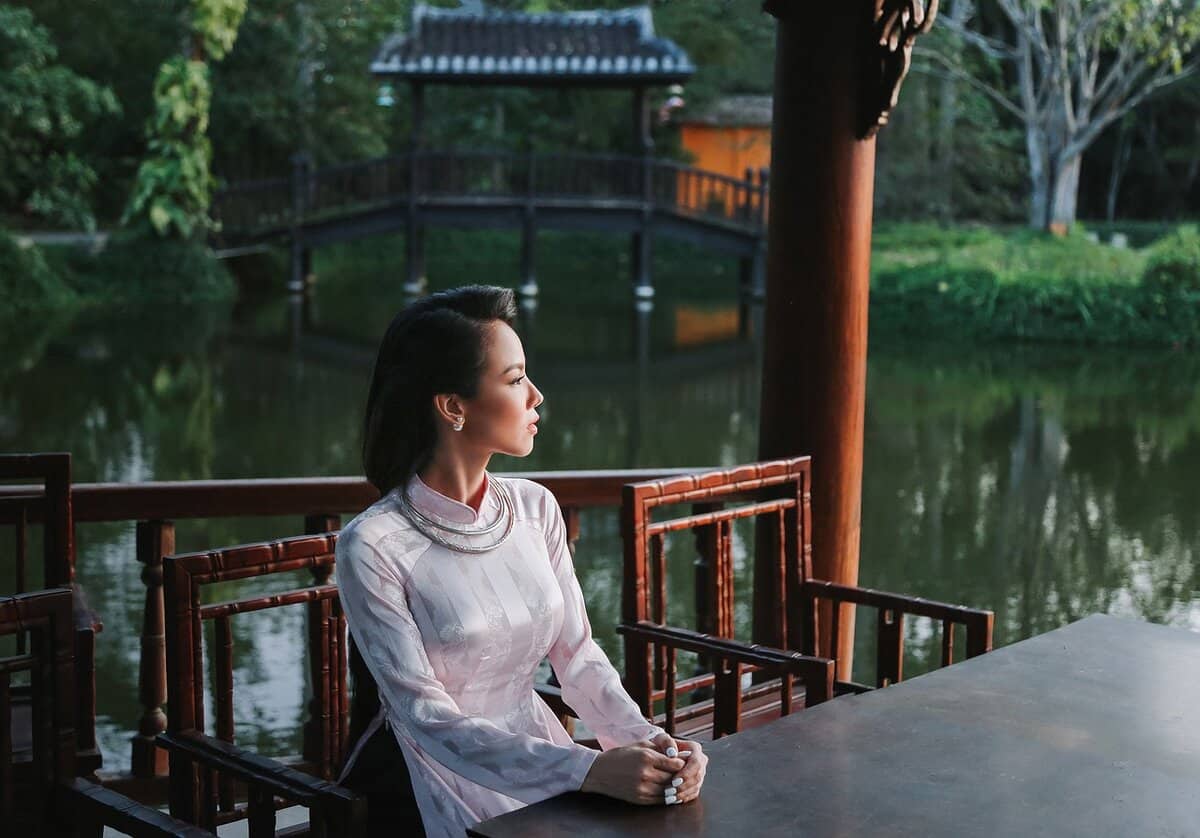 lake-woman-sitting