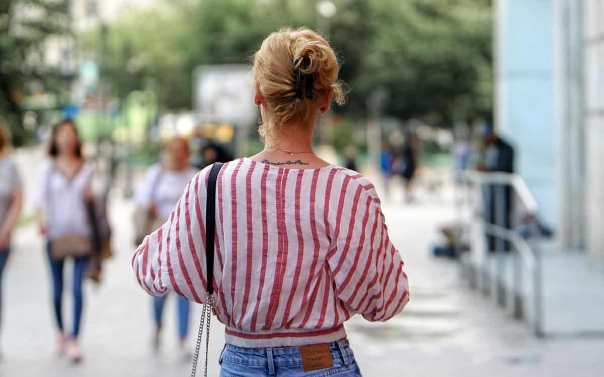 joven-mujer-caminando