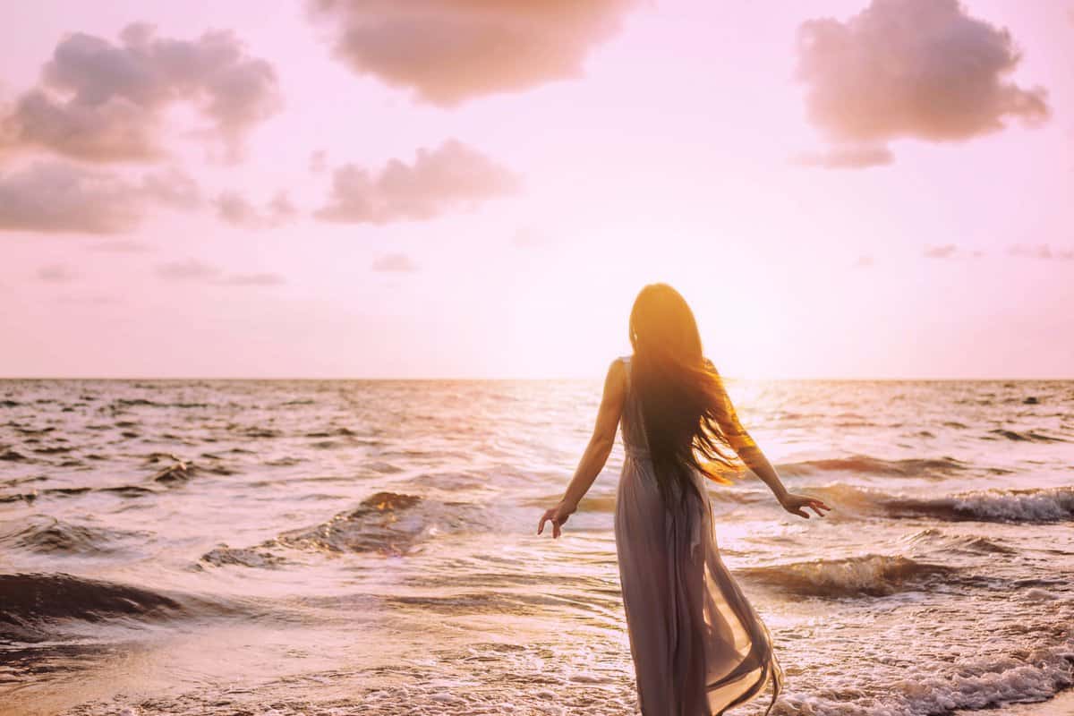 woman-silhouette-ocean