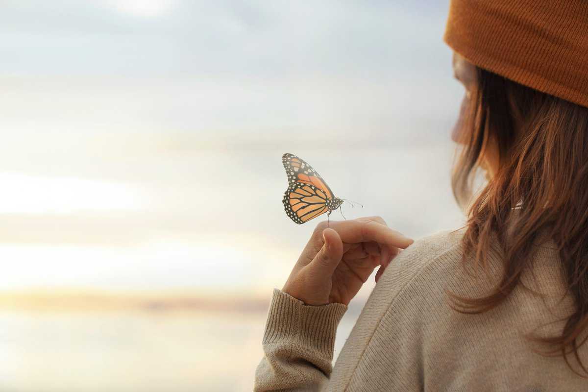 mujer-mariposa-amarilla