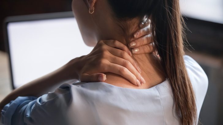 右肩疼痛的精神意义：5 种含义。