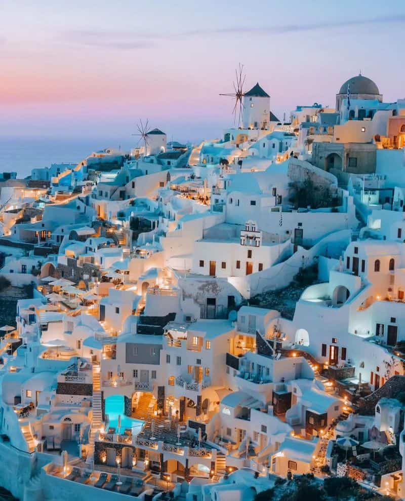 Pisces: Santorini's Dreamy Escape