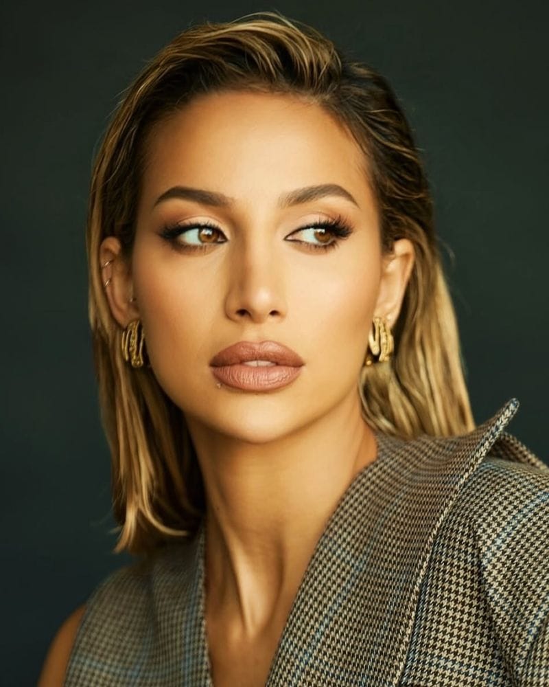 Dramatic Leo Rising: Spotlight-Stealing Glam