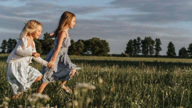 10 Reasons Siblings Grow Apart As They Age