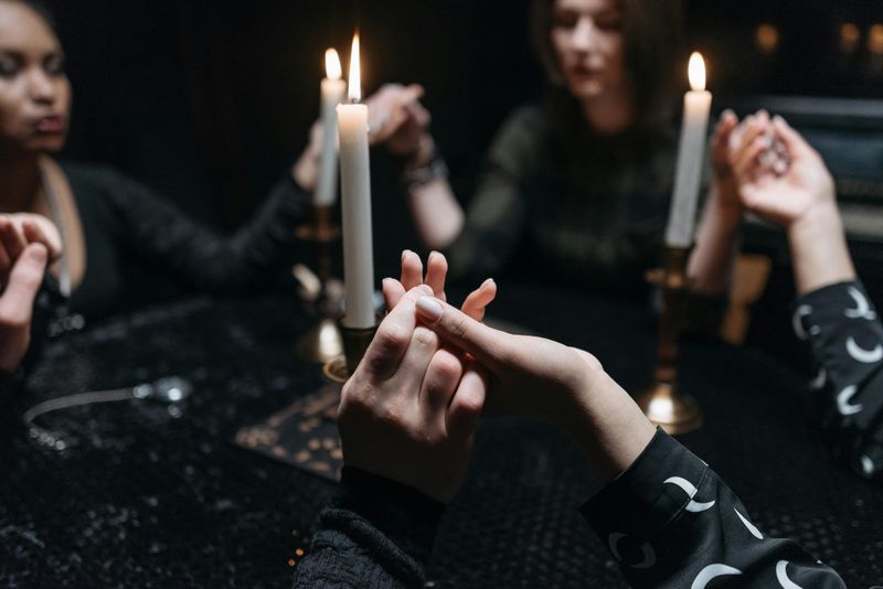 Séances: The Spirit Circle