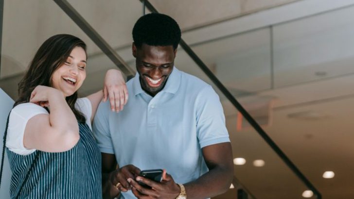 10 Subtle Ways to Flirt When You Don’t Want to Come On Too Strong