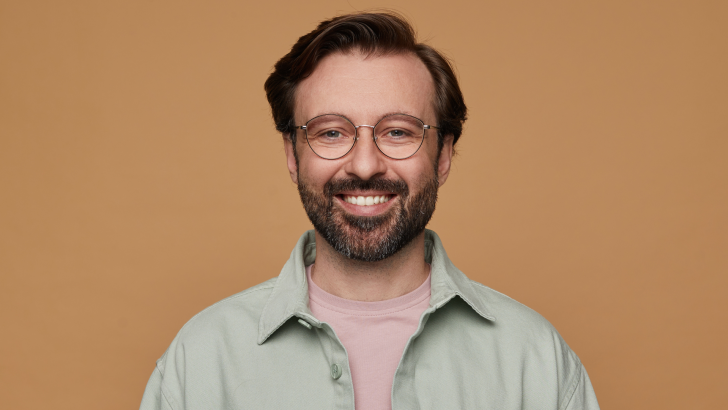 10 Subtle Signs Someone Is Very Intelligent, But Pretends Not To Be