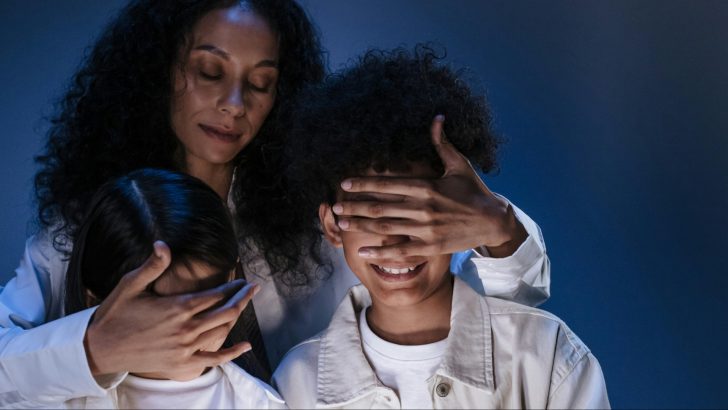 Spotting Parental Gaslighting: Here&rsquo;s How It Really Sounds