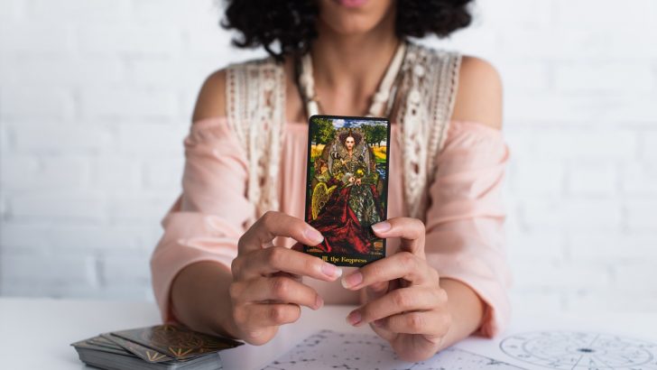 Why One-Card Tarot Readings Are So Powerful (And How to Do One)